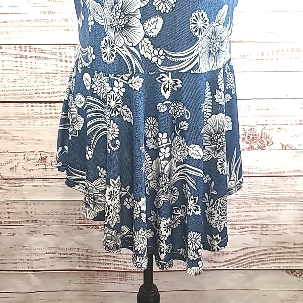 Papillon sleeveless zipper front tank - Picture 6 of 8